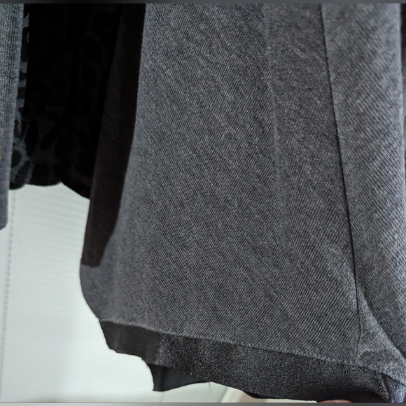 NEW DIRECTIONS WOMAN 1X GRAY W/FAUX LEATHER ON SLEEVES & SIDES PRE-LOVED SM HOLE - Picture 6 of 9